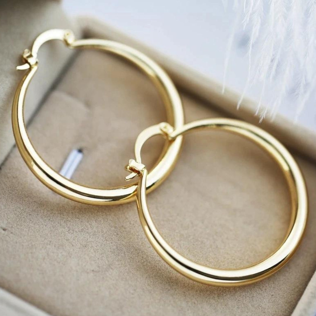 Golden earrings with a big impact