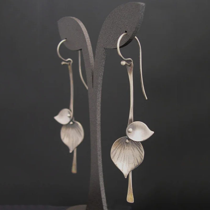 Vintage leaf-shaped silver earrings