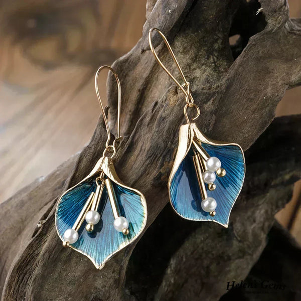 Earrings with lily pattern in gold and blue with pearls